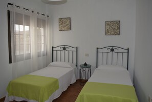 3 habitaciones, escritorio, tabla de planchar con plancha y wifi gratis