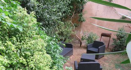 Quite apartment on garden, ideally located in the heart of La Rochelle