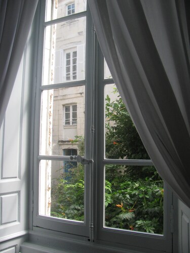 Quite apartment on garden, ideally located in the heart of La Rochelle