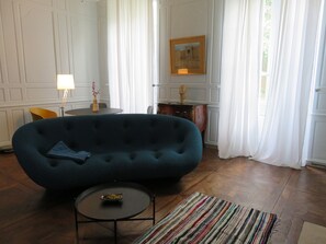 TV, DVD player, books, video library - Quite apartment on garden, ideally located in the heart of La Rochelle (La Rochelle)