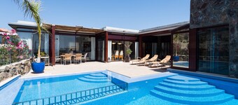 Private heated pool in quiet surroundings and sea views at the golf course