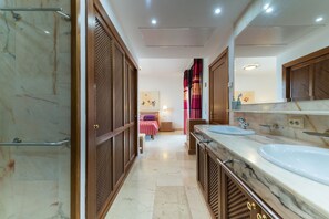 Douche, sèche-cheveux, serviettes fournies