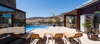 Private heated pool in quiet surroundings and sea views at the golf course