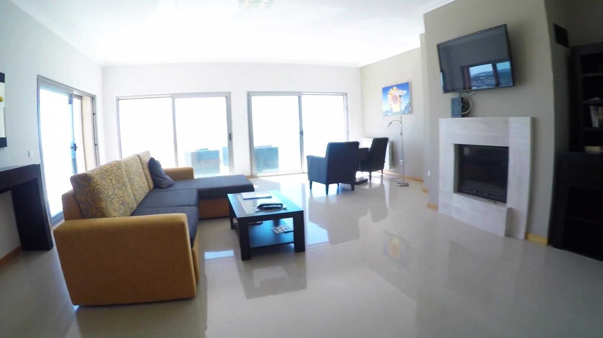 Televisor intel·ligent, llar de foc, futbolí i taula de tennis de taula 