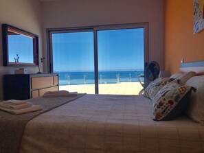 5 bedrooms, desk, iron/ironing board, free WiFi - Luxurious villa with Fantastic views, heated pool, 5min walk to beach (Foz do Arelho)