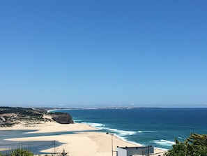 On the beach, sun-loungers, beach towels - Luxurious villa with Fantastic views, heated pool, 5min walk to beach (Foz do Arelho)