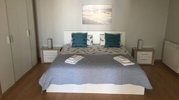 5 quartos, escrivaninha, ferros/tábuas de passar roupa