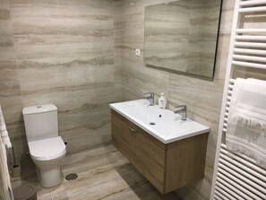 Baignoire, séchoir à cheveux, bidet, serviettes fournies