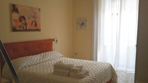 1 chambre, fer et planche à repasser, Wi-Fi gratuit, draps fournis