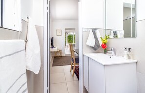 Dusche, Haartrockner, HandtĂŒcher, Seife