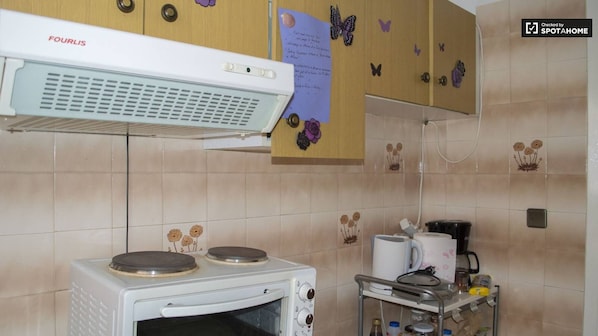 Fridge, oven, coffee/tea maker, toaster