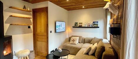 Smart-TV, Kamin, DVD-Player, Bücher