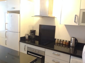 Frigorifero, microonde, forno, piano cottura