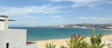 Una spiaggia nelle vicinanze