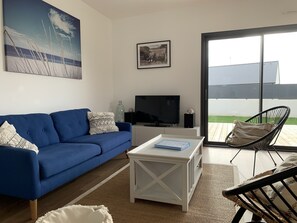 Télévision, lecteur de DVD, livres, chaîne hi-fi