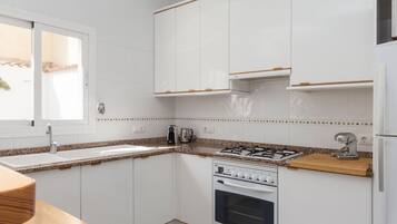 Een koelkast, een magnetron, een oven, een vaatwasser