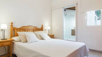 3 bedrooms, iron/ironing board, internet, bed sheets