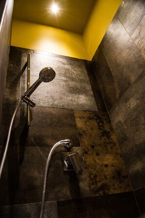 Douche, sèche-cheveux, bidet, serviettes fournies