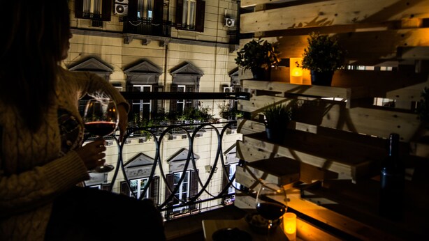 A person sitting at a table with a view of a building with balconies and windows. - Ideal starting point to experience Palermo and its many facets! (Palermo)