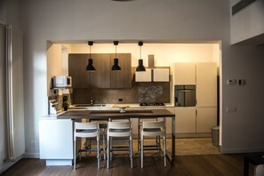 Frigorifero, microonde, forno, piano cottura