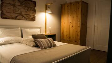 2 bedrooms, iron/ironing board, internet, bed sheets