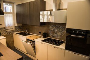 Kühlschrank, Mikrowelle, Ofen, Herdplatte