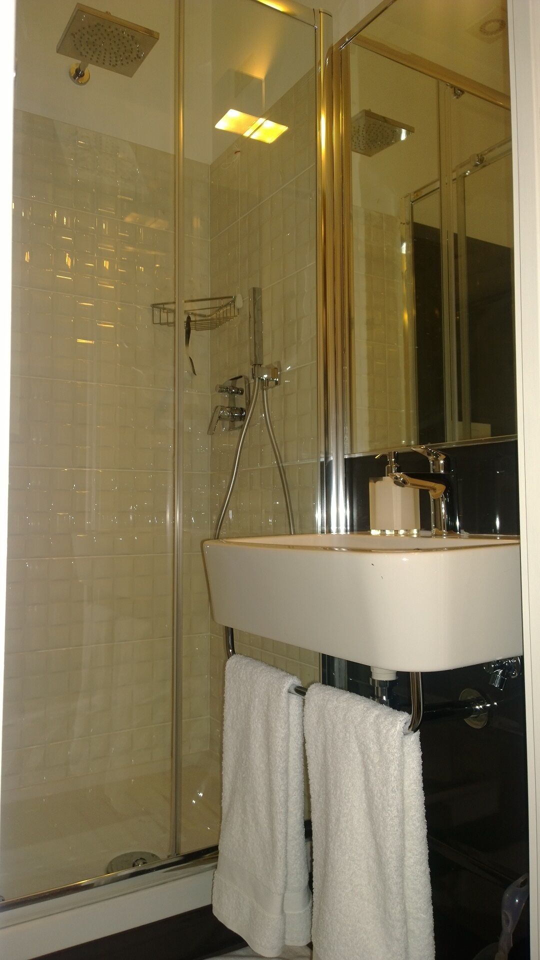 Douche, sèche-cheveux, bidet, serviettes fournies
