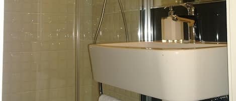 Ducha, secador de pelo, bidé y toallas