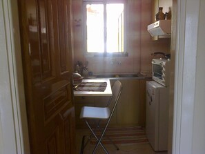 Frigorífico, horno, cafetera o tetera y tostadora