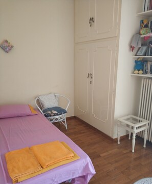 1 habitación, tabla de planchar con plancha, wifi y ropa de cama