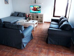 Televisión y chimenea