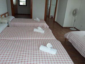 4 habitaciones, tabla de planchar con plancha, wifi y ropa de cama