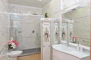 Dusche, Haartrockner, Bidet, Handtücher
