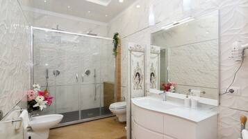 Dusche, Haartrockner, Bidet, Handtücher