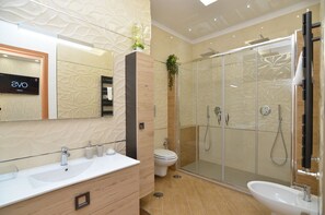 Shower, hair dryer, bidet, towels - CASERTA DELUXE - ELEGANT APARTMENT IN CASERTA CENTER WELCOMES UP TO 5 GUESTS (Caserta)