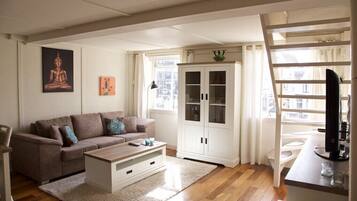 Een televisie en een stereo