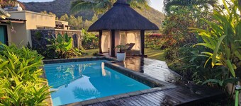 Balinesisk villa i hjertet av frodig vegetasjon