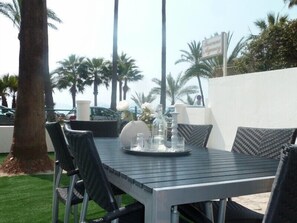 تناول الطعام بالخارج