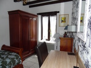 3 bedrooms, desk, soundproofing, iron/ironing board