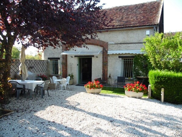 Outdoor dining - ENTIRE HOUSE 3 BEDROOMS. 5 people 145 € PER NIGHT WIFI SWIMMING POOL JACUZZI (Villiers-sur-Tholon)