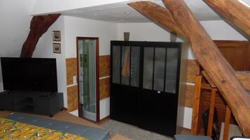 3 bedrooms, desk, soundproofing, iron/ironing board