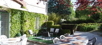 ENTIRE HOUSE 3 BEDROOMS. 5 people 145 € PER NIGHT WIFI SWIMMING POOL JACUZZI