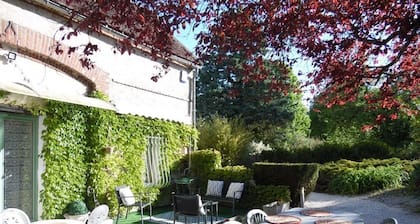ENTIRE HOUSE 3 BEDROOMS. 5 people 145 € PER NIGHT WIFI SWIMMING POOL JACUZZI