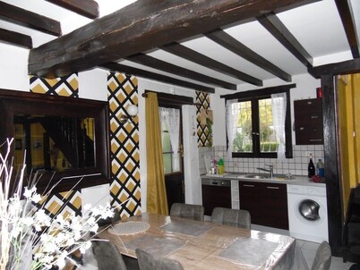ENTIRE HOUSE 3 BEDROOMS. 5 people 145 € PER NIGHT WIFI SWIMMING POOL JACUZZI