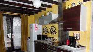 Una cocina equipada con microondas, tostadora, cafetera y armarios.