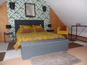 3 bedrooms, desk, soundproofing, iron/ironing board