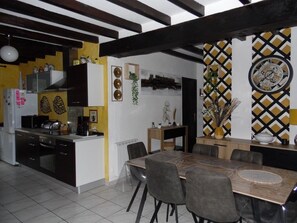 Fridge, microwave, oven, stovetop - ENTIRE HOUSE 3 BEDROOMS. 5 people 145 € PER NIGHT WIFI SWIMMING POOL JACUZZI (Villiers-sur-Tholon)