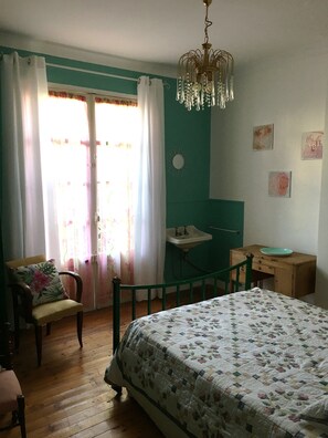 3 chambres, fer et planche à repasser, accès au Wi-Fi (inclus)