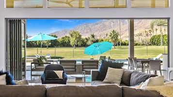 Smart TV, fireplace, stereo