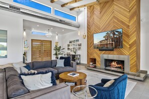 Smart TV, chimenea y estéreo